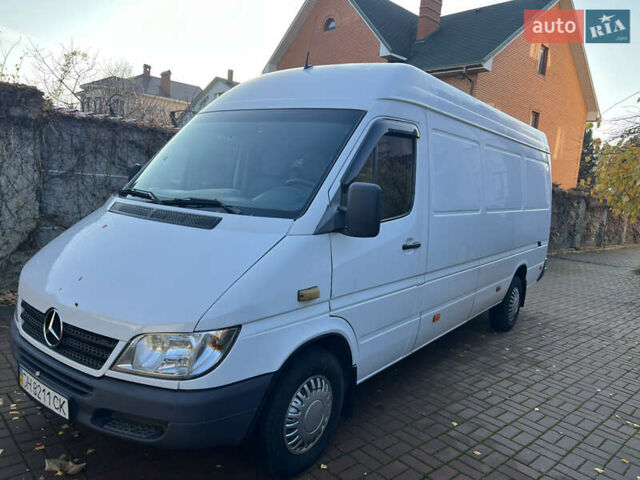 Белый Мерседес Sprinter, объемом двигателя 2.15 л и пробегом 647 тыс. км за 9000 $, фото 1 на Automoto.ua