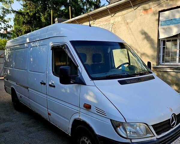 Белый Мерседес Sprinter, объемом двигателя 2.1 л и пробегом 350 тыс. км за 6000 $, фото 1 на Automoto.ua