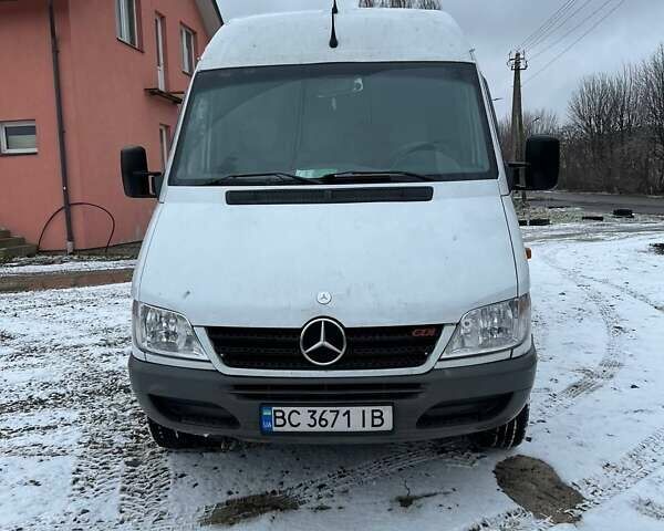Белый Мерседес Sprinter, объемом двигателя 2.1 л и пробегом 400 тыс. км за 9000 $, фото 1 на Automoto.ua
