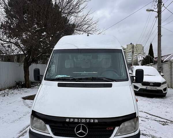 Белый Мерседес Sprinter, объемом двигателя 2.15 л и пробегом 304 тыс. км за 9500 $, фото 1 на Automoto.ua