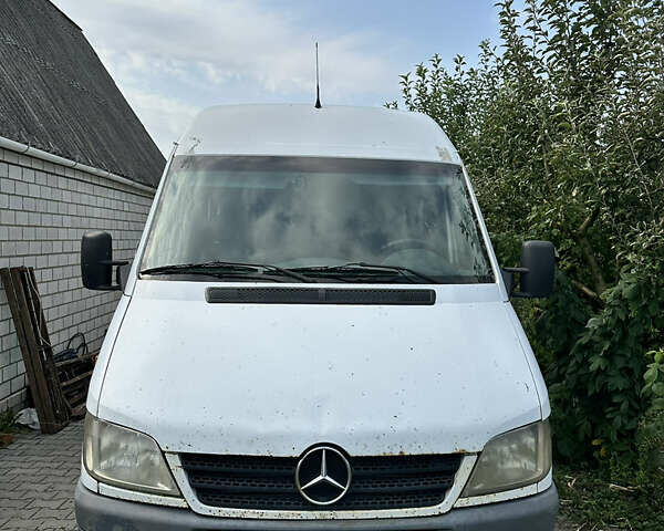 Белый Мерседес Sprinter, объемом двигателя 2.15 л и пробегом 450 тыс. км за 6700 $, фото 1 на Automoto.ua