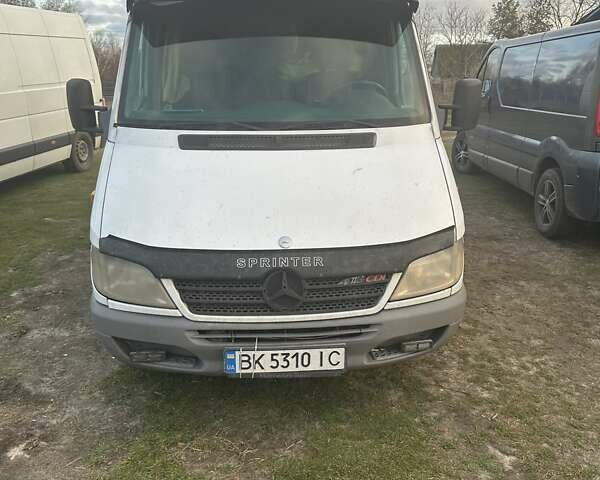 Белый Мерседес Sprinter, объемом двигателя 2.15 л и пробегом 500 тыс. км за 10500 $, фото 1 на Automoto.ua