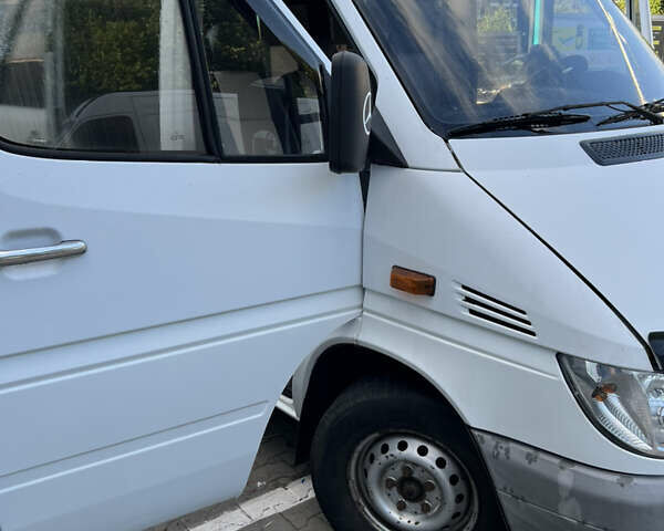 Белый Мерседес Sprinter, объемом двигателя 2.1 л и пробегом 387 тыс. км за 9500 $, фото 1 на Automoto.ua