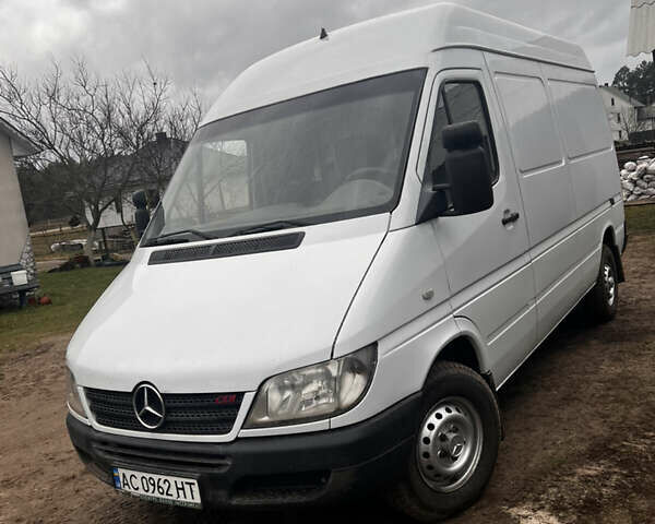 Белый Мерседес Sprinter, объемом двигателя 2.15 л и пробегом 700 тыс. км за 10700 $, фото 1 на Automoto.ua