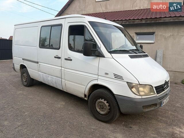 Белый Мерседес Sprinter, объемом двигателя 2.2 л и пробегом 333 тыс. км за 6800 $, фото 1 на Automoto.ua