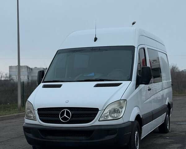 Белый Мерседес Sprinter, объемом двигателя 2.2 л и пробегом 655 тыс. км за 10000 $, фото 1 на Automoto.ua