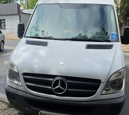 Белый Мерседес Sprinter, объемом двигателя 2.2 л и пробегом 320 тыс. км за 13000 $, фото 1 на Automoto.ua