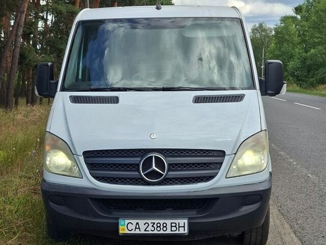 Белый Мерседес Sprinter, объемом двигателя 2.14 л и пробегом 355 тыс. км за 9550 $, фото 1 на Automoto.ua