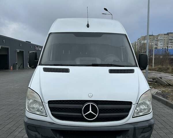 Белый Мерседес Sprinter, объемом двигателя 2.14 л и пробегом 412 тыс. км за 12500 $, фото 1 на Automoto.ua