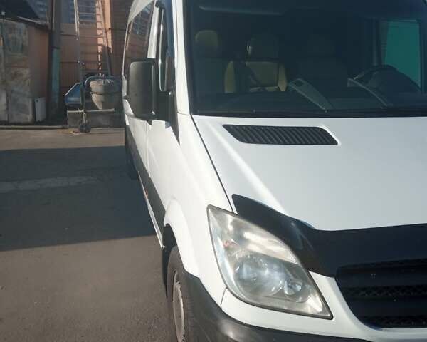 Белый Мерседес Sprinter, объемом двигателя 2.2 л и пробегом 700 тыс. км за 30000 $, фото 1 на Automoto.ua