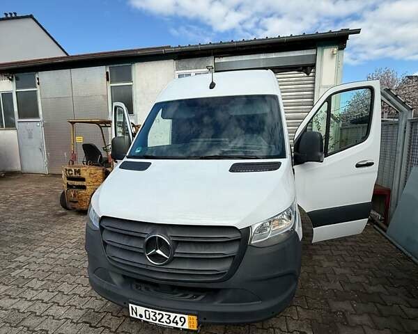 Белый Мерседес Sprinter, объемом двигателя 2.15 л и пробегом 300 тыс. км за 26000 $, фото 1 на Automoto.ua