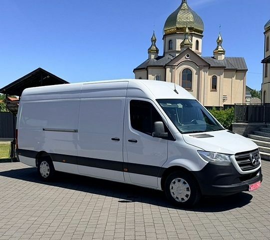 Белый Мерседес Sprinter, объемом двигателя 0 л и пробегом 214 тыс. км за 26556 $, фото 1 на Automoto.ua