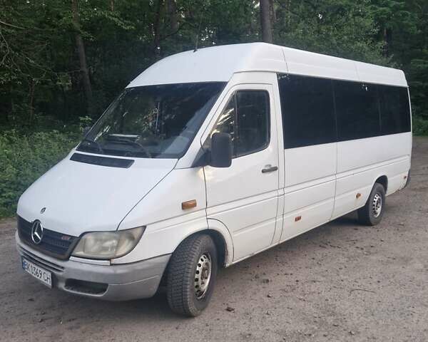 Белый Мерседес Sprinter, объемом двигателя 2.69 л и пробегом 850 тыс. км за 13500 $, фото 1 на Automoto.ua