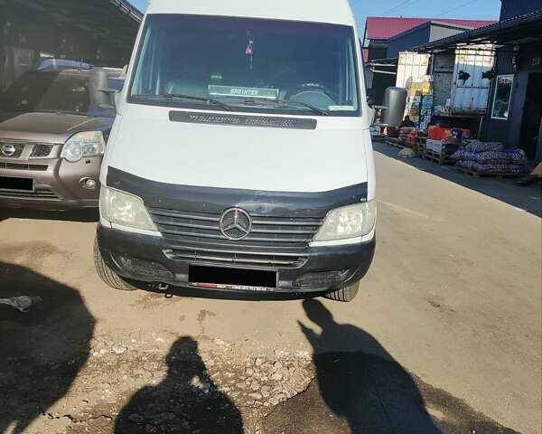 Белый Мерседес Sprinter, объемом двигателя 2.69 л и пробегом 300 тыс. км за 10000 $, фото 1 на Automoto.ua
