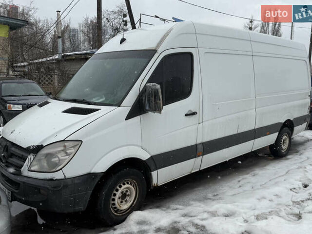 Белый Мерседес Sprinter, объемом двигателя 2.14 л и пробегом 400 тыс. км за 6000 $, фото 1 на Automoto.ua