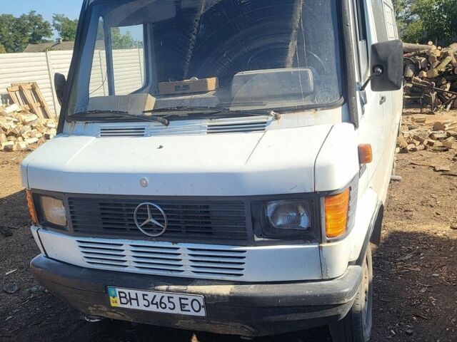 Белый Мерседес Sprinter, объемом двигателя 2.3 л и пробегом 500 тыс. км за 2000 $, фото 1 на Automoto.ua