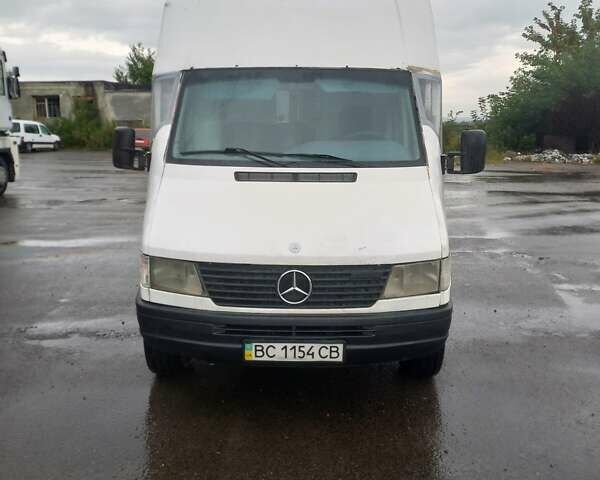 Белый Мерседес Sprinter, объемом двигателя 2.3 л и пробегом 300 тыс. км за 4600 $, фото 1 на Automoto.ua