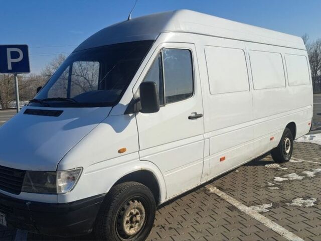 Белый Мерседес Sprinter, объемом двигателя 2.3 л и пробегом 300 тыс. км за 2700 $, фото 1 на Automoto.ua