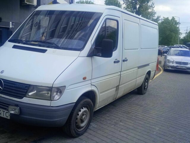 Белый Мерседес Sprinter, объемом двигателя 2.3 л и пробегом 530 тыс. км за 4000 $, фото 1 на Automoto.ua