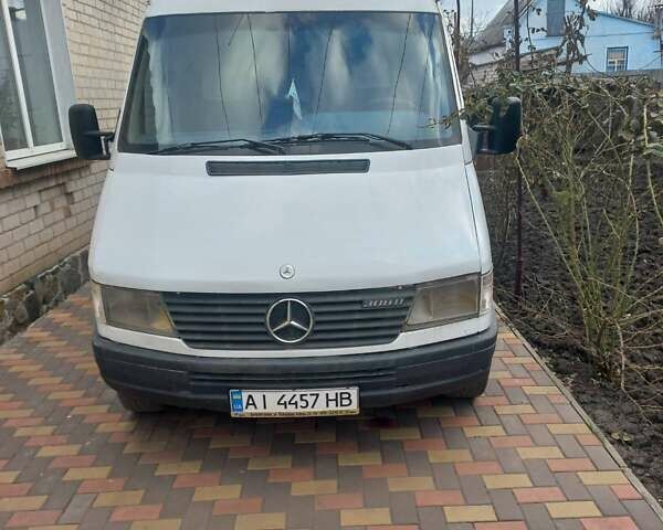 Белый Мерседес Sprinter, объемом двигателя 2.3 л и пробегом 563 тыс. км за 3800 $, фото 1 на Automoto.ua