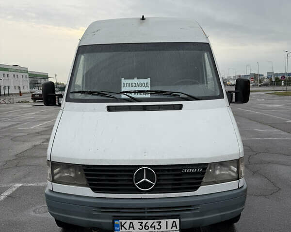 Белый Мерседес Sprinter, объемом двигателя 2.3 л и пробегом 500 тыс. км за 7400 $, фото 1 на Automoto.ua