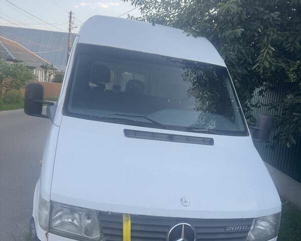 Белый Мерседес Sprinter, объемом двигателя 2.3 л и пробегом 300 тыс. км за 3500 $, фото 1 на Automoto.ua