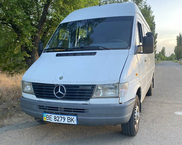 Белый Мерседес Sprinter, объемом двигателя 2.3 л и пробегом 413 тыс. км за 4200 $, фото 1 на Automoto.ua