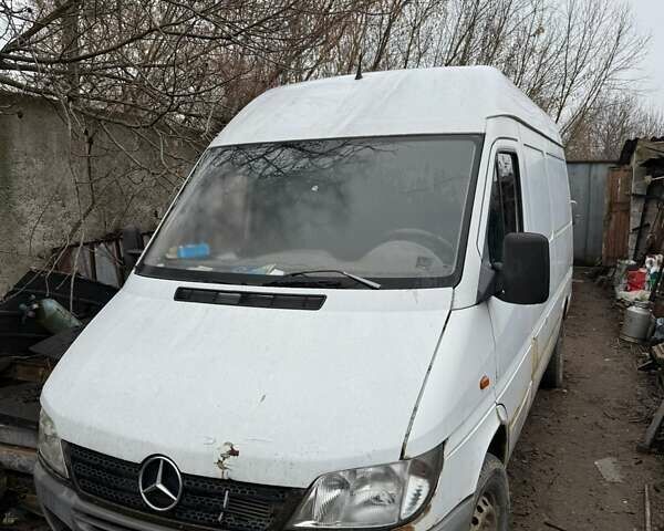 Белый Мерседес Sprinter, объемом двигателя 2.2 л и пробегом 780 тыс. км за 4000 $, фото 1 на Automoto.ua