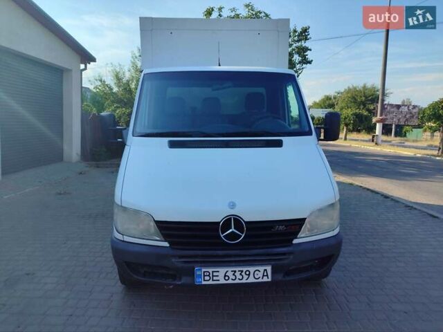Белый Мерседес Sprinter, объемом двигателя 2.69 л и пробегом 721 тыс. км за 10900 $, фото 1 на Automoto.ua