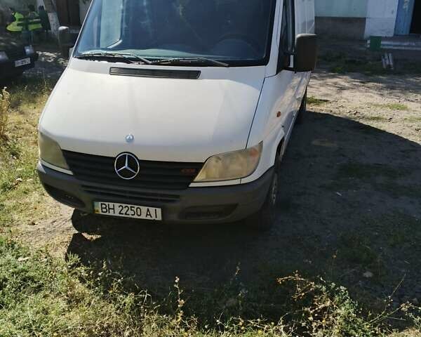 Белый Мерседес Sprinter, объемом двигателя 2.1 л и пробегом 444 тыс. км за 6000 $, фото 1 на Automoto.ua
