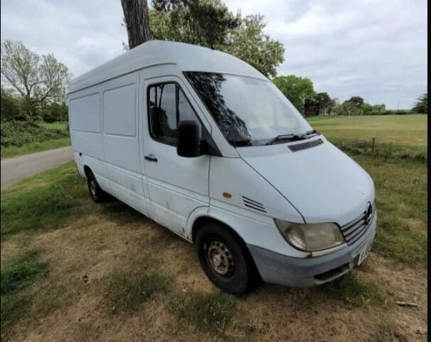 Белый Мерседес Sprinter, объемом двигателя 2.2 л и пробегом 245 тыс. км за 3000 $, фото 1 на Automoto.ua