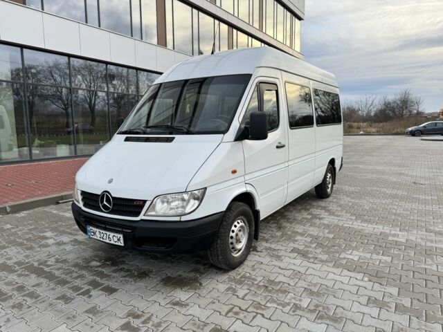 Белый Мерседес Sprinter, объемом двигателя 2.2 л и пробегом 360 тыс. км за 9399 $, фото 1 на Automoto.ua