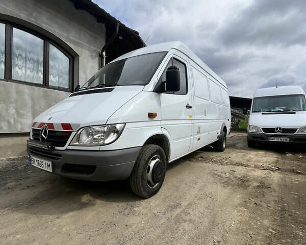 Белый Мерседес Sprinter, объемом двигателя 2.15 л и пробегом 157 тыс. км за 15600 $, фото 1 на Automoto.ua