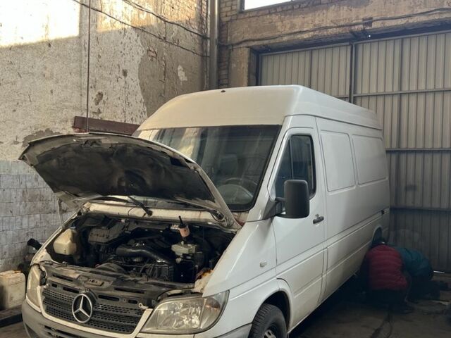 Белый Мерседес Sprinter, объемом двигателя 2.2 л и пробегом 490 тыс. км за 4500 $, фото 1 на Automoto.ua