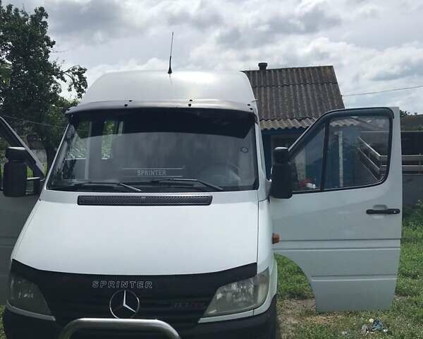 Белый Мерседес Sprinter, объемом двигателя 2.3 л и пробегом 559 тыс. км за 8800 $, фото 1 на Automoto.ua