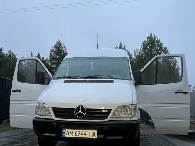 Белый Мерседес Sprinter, объемом двигателя 2.1 л и пробегом 393 тыс. км за 7800 $, фото 1 на Automoto.ua