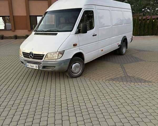 Белый Мерседес Sprinter, объемом двигателя 2.69 л и пробегом 500 тыс. км за 9999 $, фото 1 на Automoto.ua
