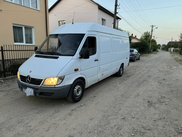 Белый Мерседес Sprinter, объемом двигателя 2.2 л и пробегом 325 тыс. км за 3800 $, фото 1 на Automoto.ua