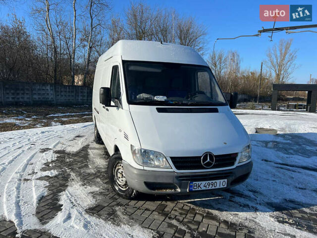 Белый Мерседес Sprinter, объемом двигателя 2.15 л и пробегом 300 тыс. км за 8000 $, фото 1 на Automoto.ua