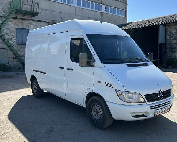 Белый Мерседес Sprinter, объемом двигателя 2.69 л и пробегом 755 тыс. км за 9500 $, фото 1 на Automoto.ua