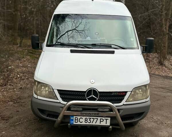 Белый Мерседес Sprinter, объемом двигателя 2.2 л и пробегом 365 тыс. км за 8000 $, фото 1 на Automoto.ua
