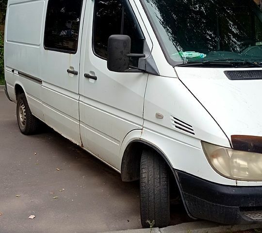 Белый Мерседес Sprinter, объемом двигателя 22 л и пробегом 300 тыс. км за 6000 $, фото 1 на Automoto.ua