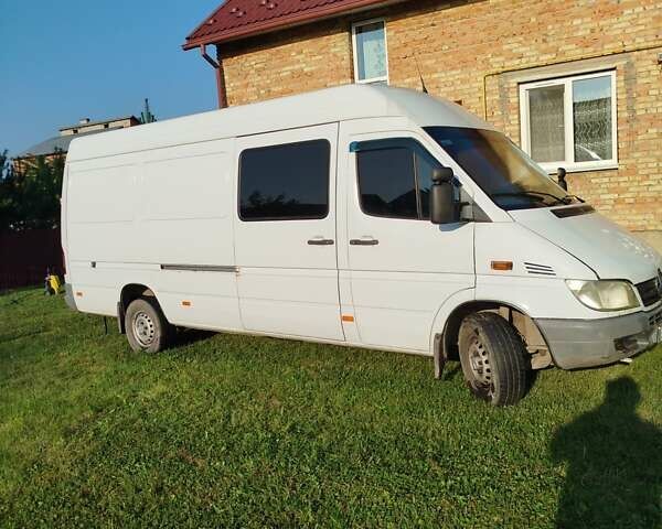 Белый Мерседес Sprinter, объемом двигателя 2.1 л и пробегом 400 тыс. км за 10500 $, фото 1 на Automoto.ua