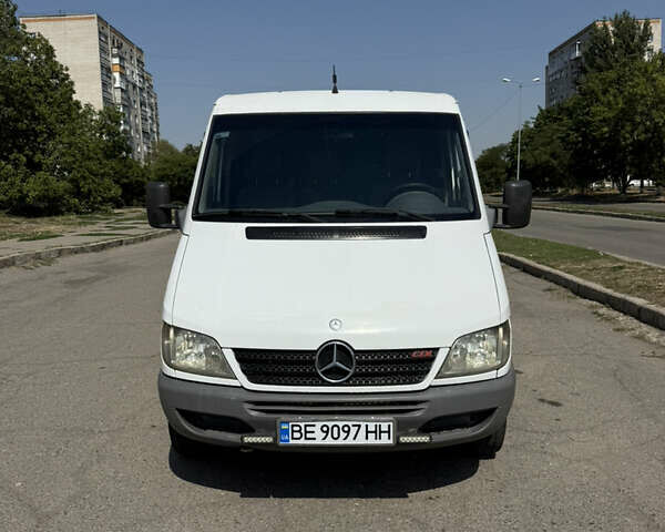 Белый Мерседес Sprinter, объемом двигателя 2.2 л и пробегом 573 тыс. км за 10999 $, фото 1 на Automoto.ua