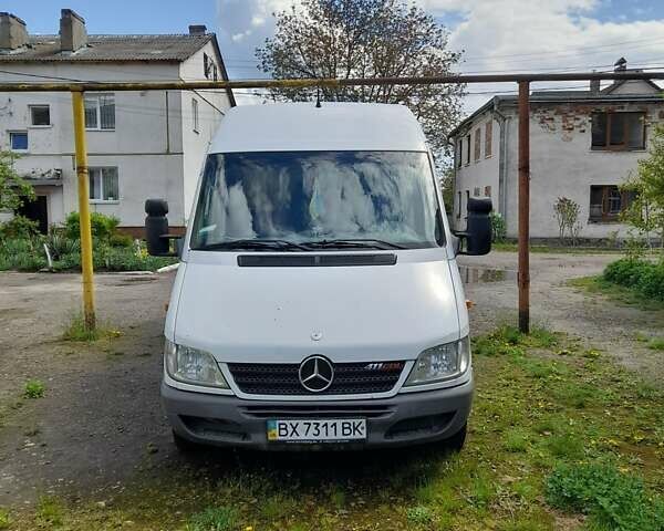 Белый Мерседес Sprinter, объемом двигателя 2.2 л и пробегом 400 тыс. км за 10000 $, фото 1 на Automoto.ua