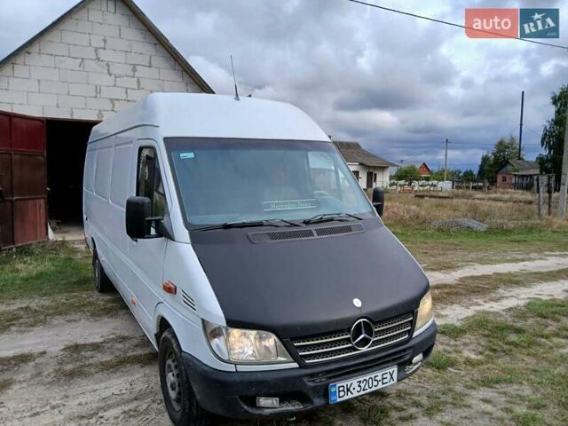 Белый Мерседес Sprinter, объемом двигателя 2.2 л и пробегом 308 тыс. км за 8300 $, фото 1 на Automoto.ua