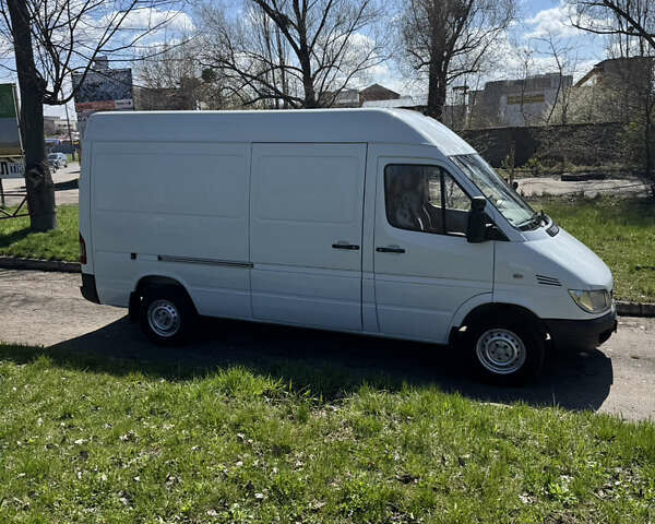Белый Мерседес Sprinter, объемом двигателя 2.2 л и пробегом 731 тыс. км за 9700 $, фото 1 на Automoto.ua
