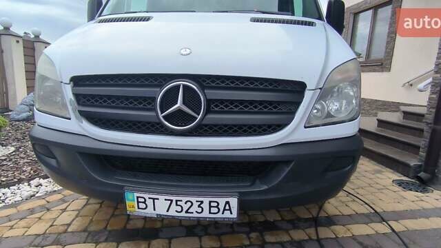 Белый Мерседес Sprinter, объемом двигателя 2.1 л и пробегом 450 тыс. км за 9000 $, фото 1 на Automoto.ua