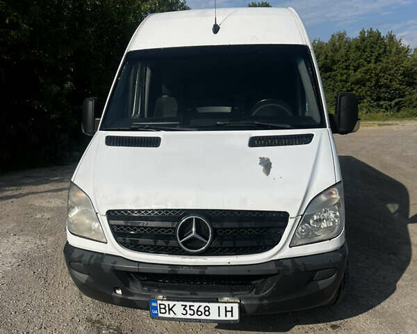 Белый Мерседес Sprinter, объемом двигателя 2.15 л и пробегом 350 тыс. км за 7900 $, фото 1 на Automoto.ua