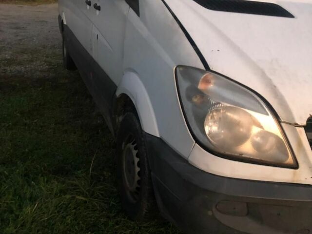 Белый Мерседес Sprinter, объемом двигателя 2.2 л и пробегом 450 тыс. км за 5700 $, фото 1 на Automoto.ua